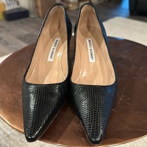 Manolo Blahnik Lizard black pump. Excellent condition! Worn twice. Size 8.